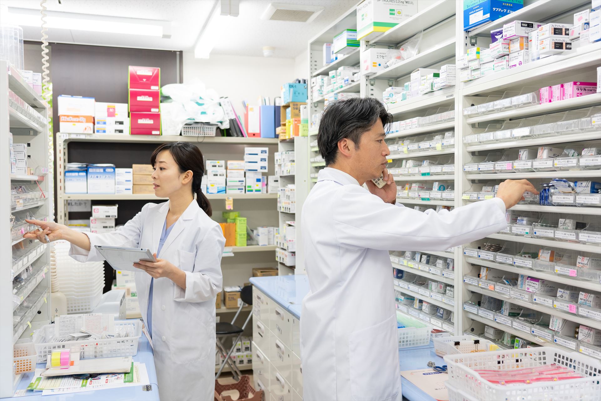 薬を探す薬剤師たち