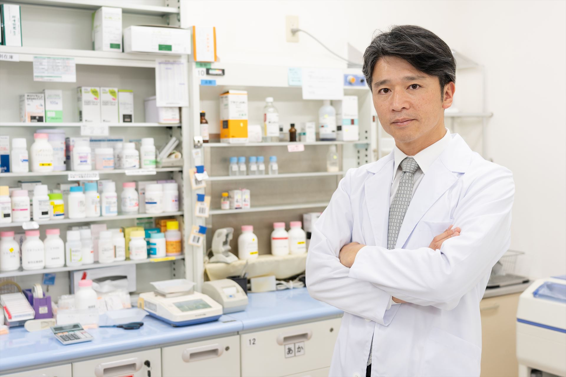 薬を探す薬剤師